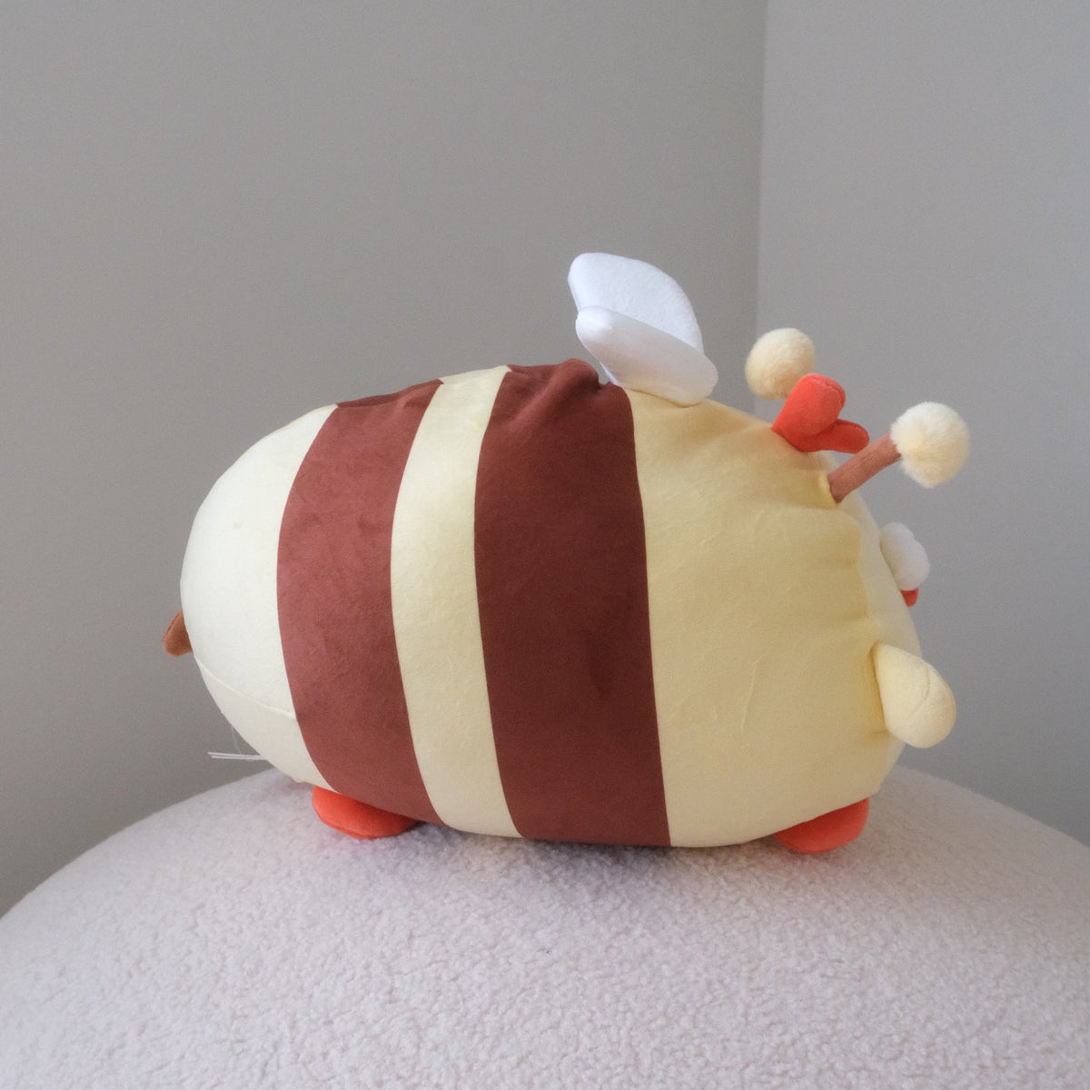 Dundun chicken bee side view with white wings